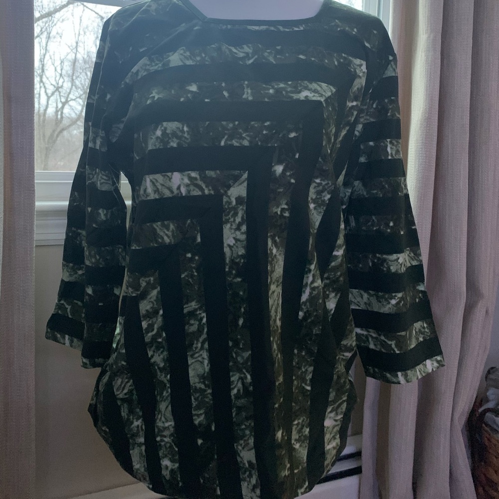 Short sleeve blouse.
